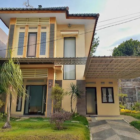 Villa 3 Bedroom Edelweis No. 7 Near Museum Angkut Batu  Exterior photo